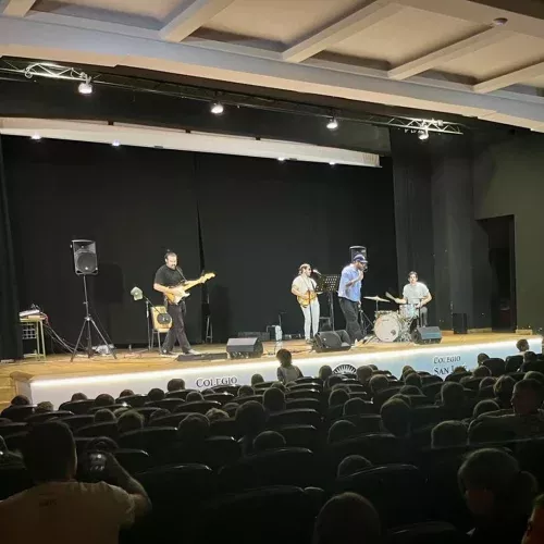 Imagen que representa la actividad AB/CD “A todo rock” en Musicate, introduciendo a los niños en el rock de manera divertida y educativa