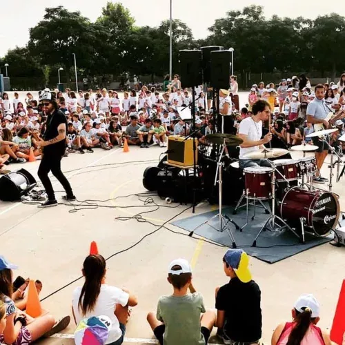 Imagen que representa la actividad Más Allá del Reggaeton en Musicate, explorando ritmos diversos y fomentando la creatividad musical en los niños