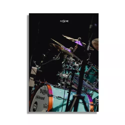Imagen que refleja la práctica de batería y timbal en Musicate, combinando aprendizaje y diversión musical