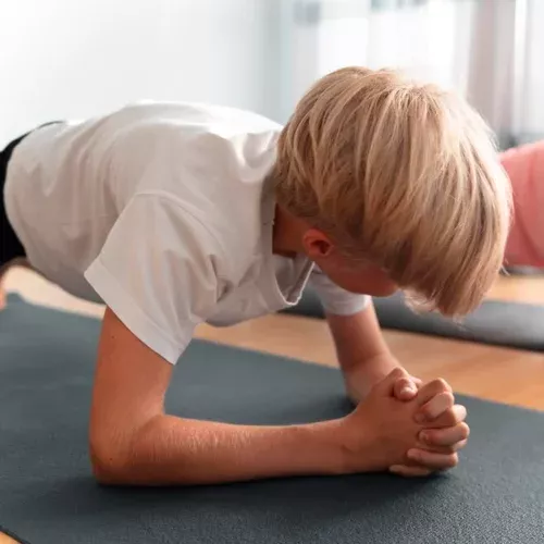 Imagen que representa la práctica de yoga en Musicate, fomentando bienestar y concentración